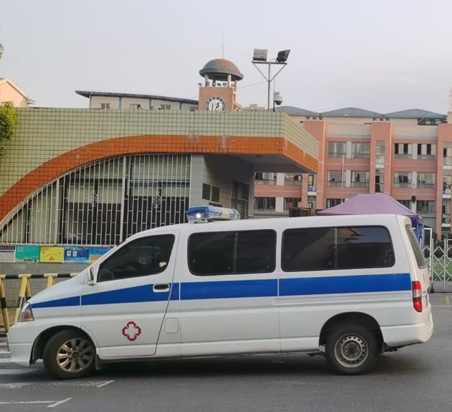 鸡冠救护车出租护送骨折病人一公里多少钱